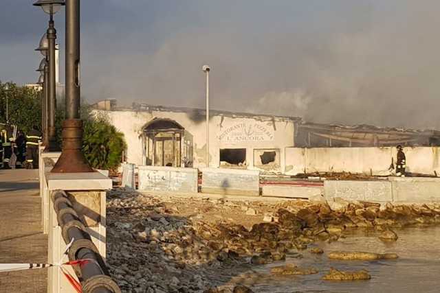 Bari, va a fuoco l'Ancora di Palese: il ristorante incendiato per la terza volta